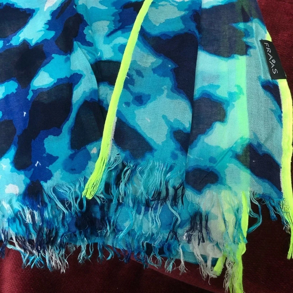 V.‎ Fraas lightweight scarf